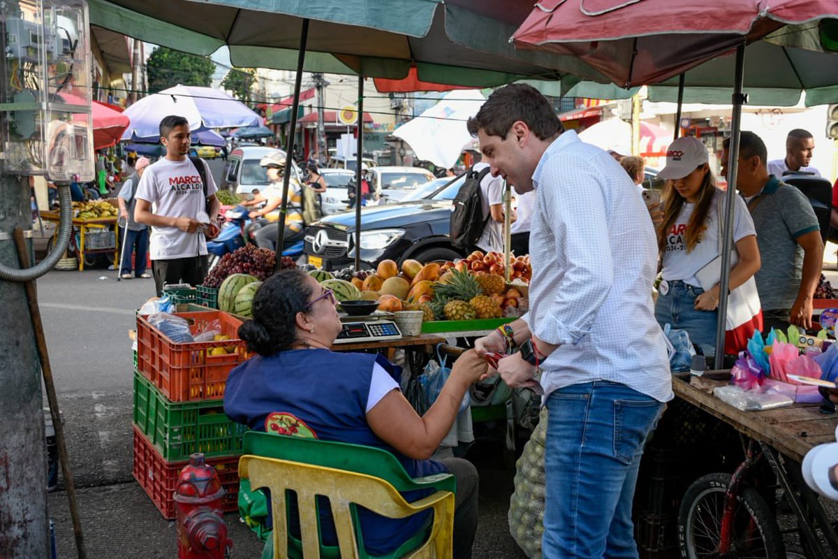 marcoemiliohr's tweet photo. La #Marcomanía se toma las calles de Ibagué para llevar un mensaje de esperanza. Le sigo entregando mi corazón a la gente para demostrarle que sí es posible gobernar con amor. #MarcoLaDiferencia❤️ https://t.co/dLkGZIHJv5