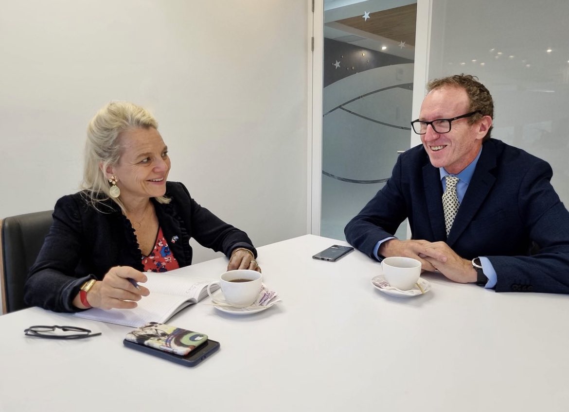 Damos la bienvenida a la nueva embajadora de Francia 🇫🇷 en El Salvador 🇸🇻, Madame Anne Denis-Blanchardon y a nuestro nuevo director general, Cyril Anis. 

La Alianza Francesa y @FR_El_Salvador trabajaremos juntos con el #ÉquipeFrance para promover la cultura y la lengua francesa