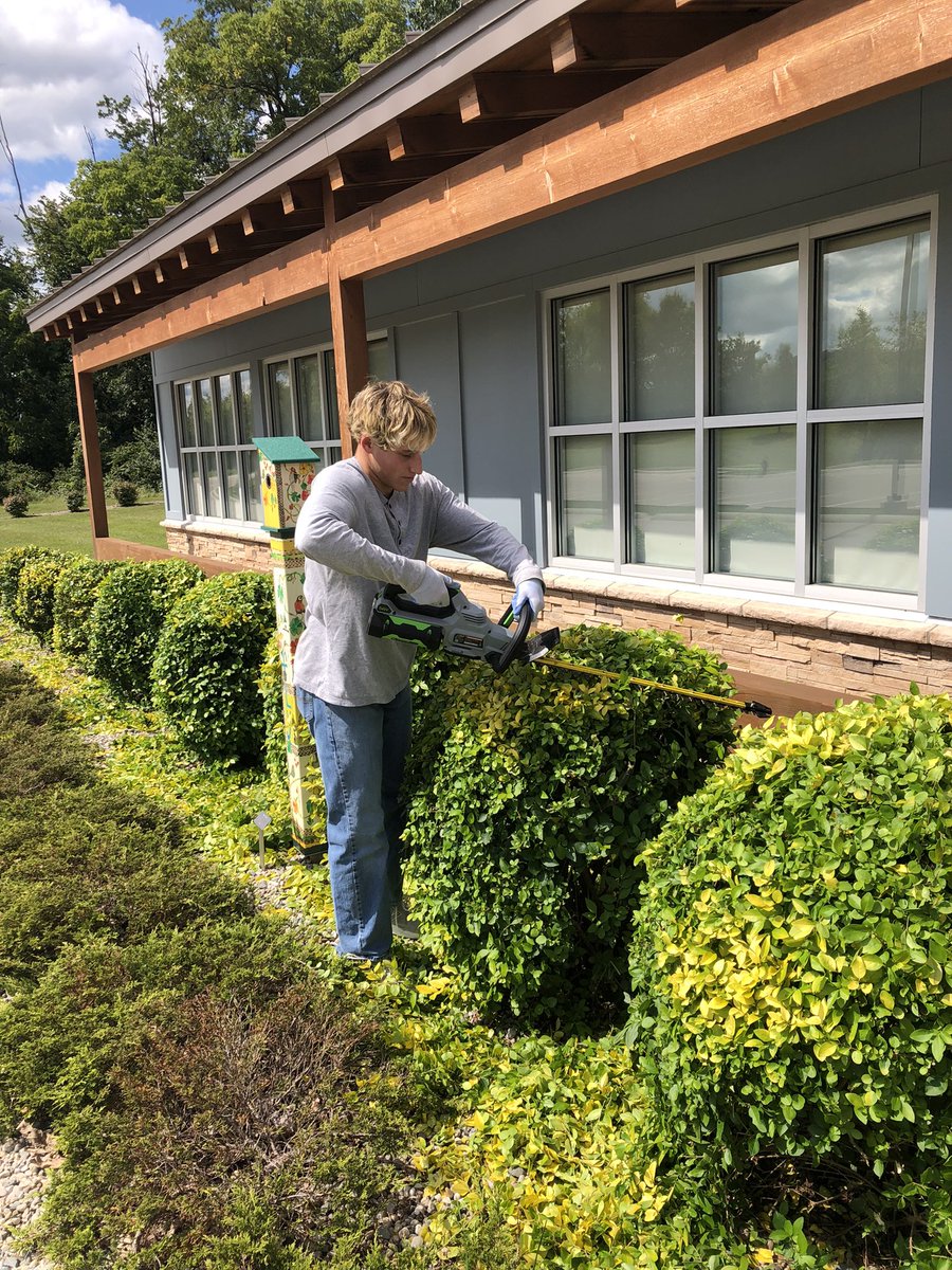 JenDenzin's tweet photo. @SalineHS @SalineSCE students donated and prepared 81 “lunches with love” for @FoodGatherers 
AND
Cleaned the garden @ElesPlaceA2 
#hornetservice https://t.co/g2CTkivEii
