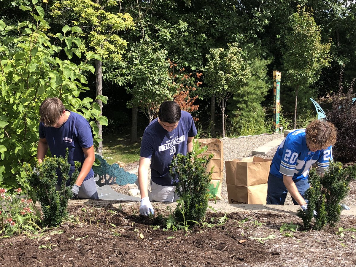 JenDenzin's tweet photo. @SalineHS @SalineSCE students donated and prepared 81 “lunches with love” for @FoodGatherers 
AND
Cleaned the garden @ElesPlaceA2 
#hornetservice https://t.co/g2CTkivEii