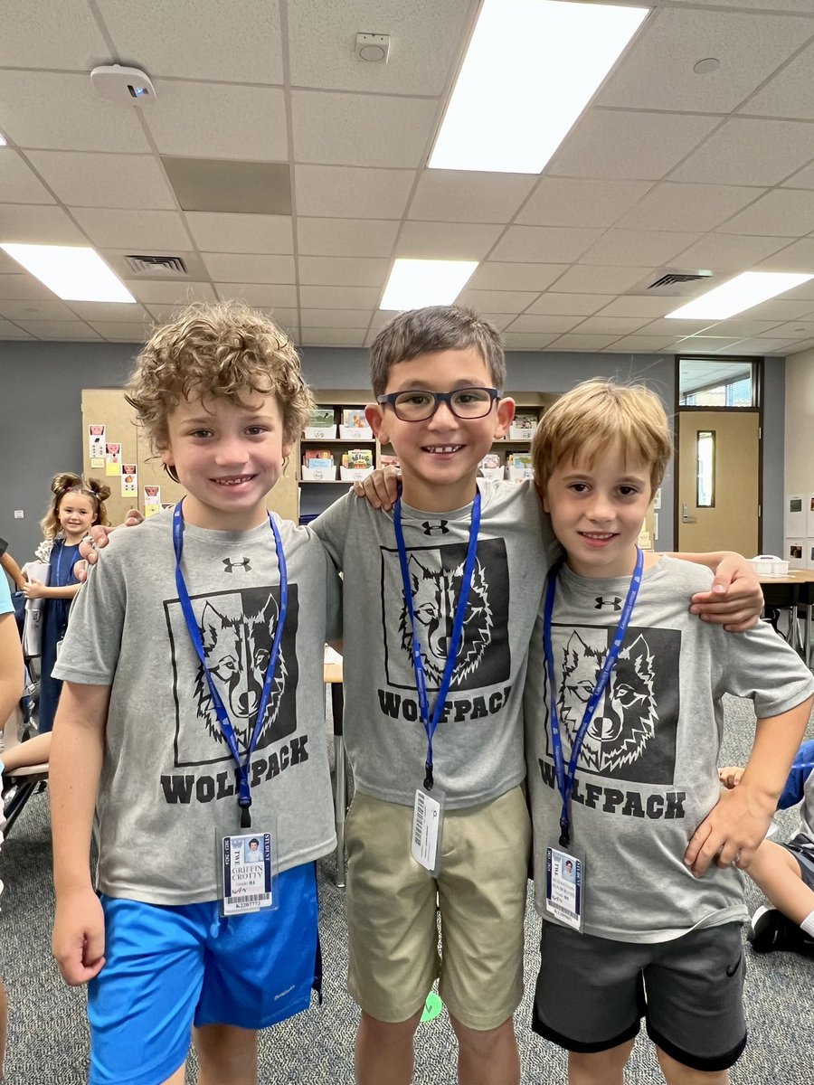 ECurdes's tweet photo. 3 besties twinning on a spirit day 💚💚 @TWEHowl https://t.co/pLZ49tKotI