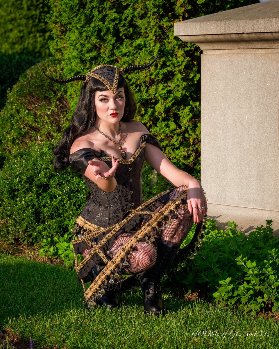 missjuniperfizz's tweet photo. Another shoot on the books and they truly just keep getting better. Costume and photography by House of Gemineye https://t.co/rio2v6gZzr