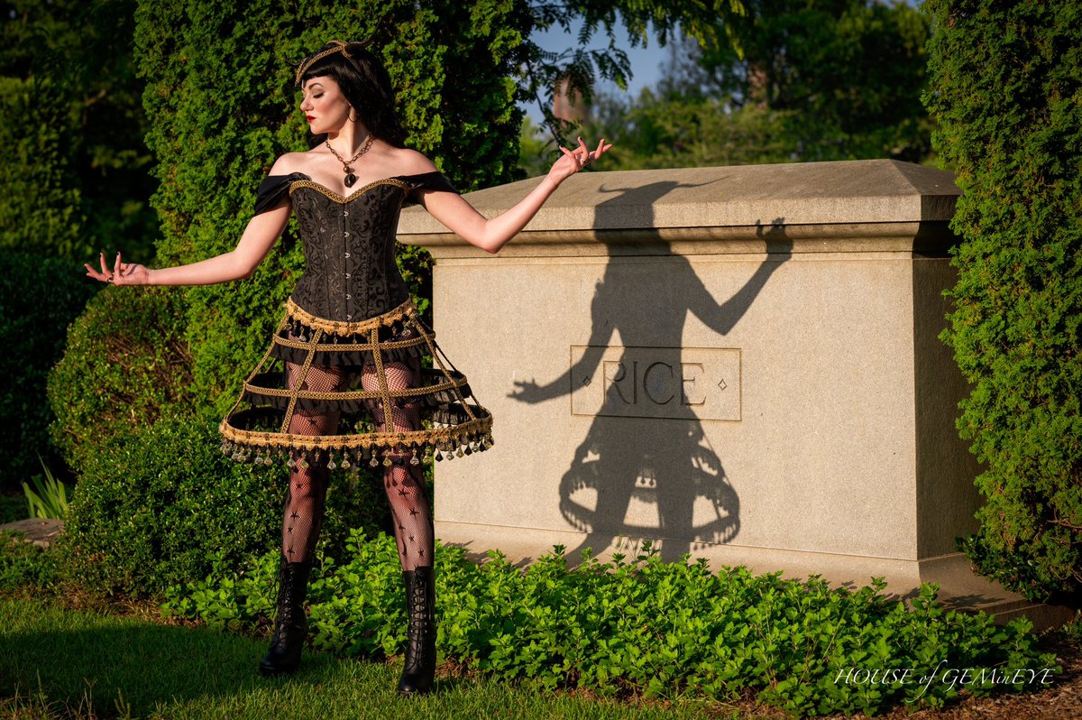 missjuniperfizz's tweet photo. Another shoot on the books and they truly just keep getting better. Costume and photography by House of Gemineye https://t.co/rio2v6gZzr