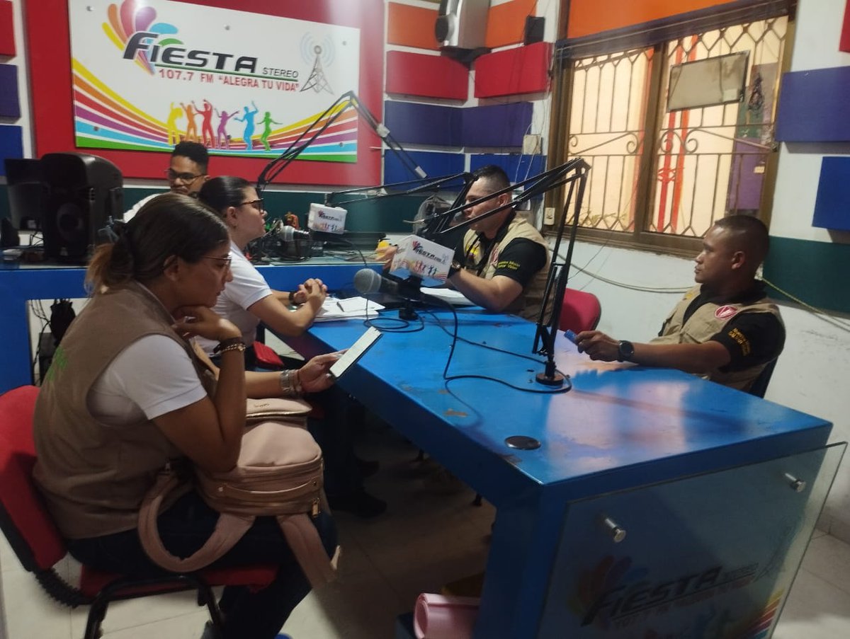 ReservaBR4's tweet photo. El Batallón de Ingenieros  de Desminado Humanitario N⁰7 realiza Educación en riesgo de minas antipersonales y artefactos de explosivos a las comunidades Etnicas  y población vulnerable en el municipio de Barrancas departamento de la Guajira a través de la emisora Fiesta stereo https://t.co/jzC9CpS8cq