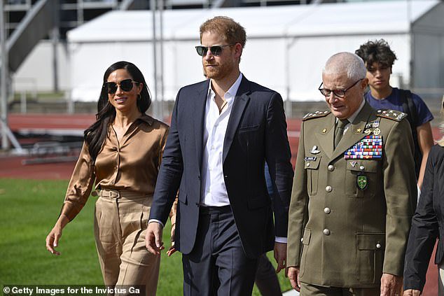 WTF is going on here? Is this her absolute worst outfit ever? Just 🤢🤢🤢  #DumbPrinceAndHisStupidWife #Invictus #InvictusGamesDuesseldorf2023 #Harkles #MeghanMarkIeHasNoTalent #MeghanMarkleExposed #MeghanMarkleisaGlobalLaughingStock #MeghanMarkleGlobalLaughingstock