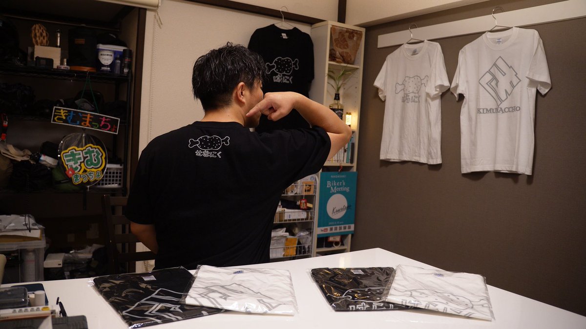 kmmc_XL1200N's tweet photo. お陰様でオリジナルTシャツ在庫が無くなって参りました🙇
追加依頼しておりますが、10/6頃入荷予定となっておりますのでお待ち頂けましたら幸いです😭

佐世保市にあるログカフェ ヒッコリーさんにも、いくつか在庫残っているそうなので、是非お早めに‼️🥺✨
1番人気→はらにく黒
2番人気→せなにく黒 https://t.co/CIZ9P7uN10