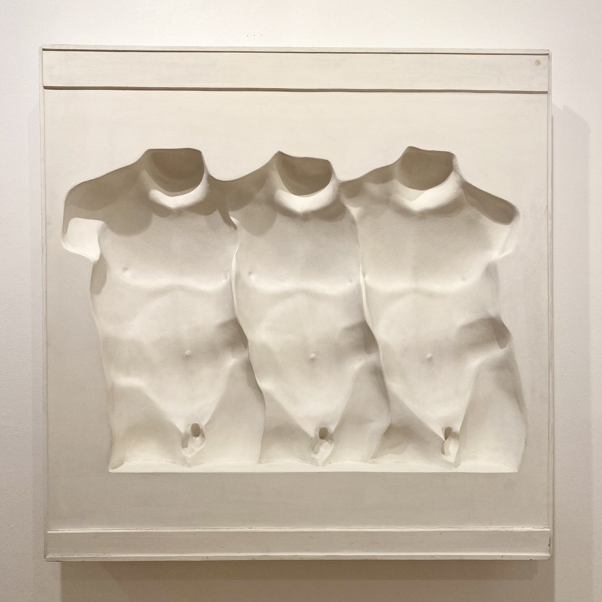 Célébré de son vivant, le plasticien anglais #RoyAdzak (1927-87), maître des empreintes, est aujourd’hui tombé dans l’oubli.

La galerie <a href="/co_loeve/">Loeve and Co</a> s’active à le faire connaître avec cette 2nde expo, rue des Beaux-Arts, centrée sur ses années chez la légendaire Iris Clert, 65-75.