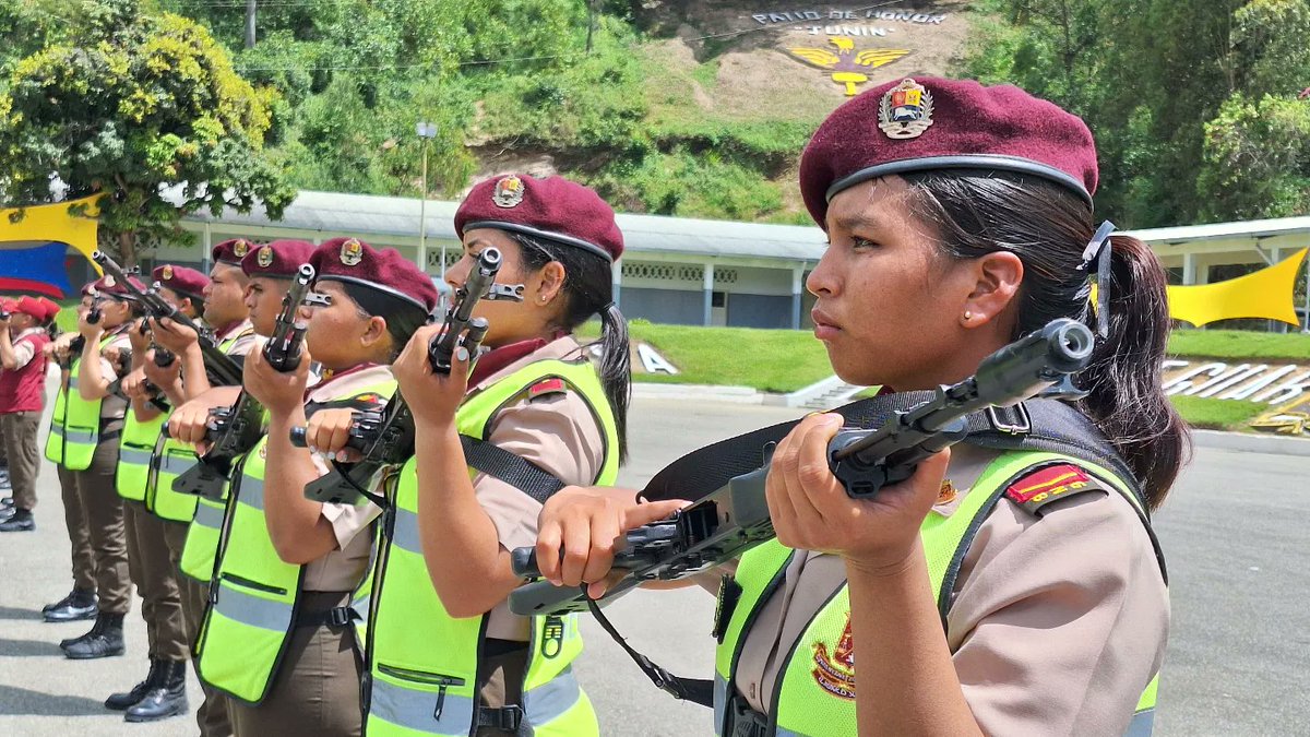 GDDuranLobo's tweet photo. Hoy acompañé a nuestro Cmdte Gral MG @ElioEstrada18 y al alto mando de nuestro componente carrubio, durante el Acto de Entrega y Recepción de las Escuelas de Formación de la @GnbGaranteDePaz, actividad realizada en la @GNBEsgRamoVerde.
#14Sep 
#YoSoyFANB 
#GNBCentinelasDeLaPatria https://t.co/JyWdEn2QFh