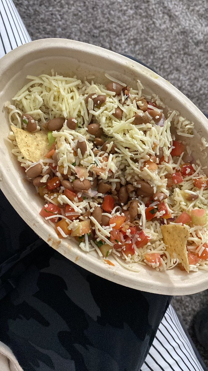 whatanancy's tweet photo. @ChipotleTweets asking for a friend (me) what would she (me) do if she (me) ordered a chicken burrito bowl and there’s no chicken on it? ☹️ https://t.co/zv0asp9cVb