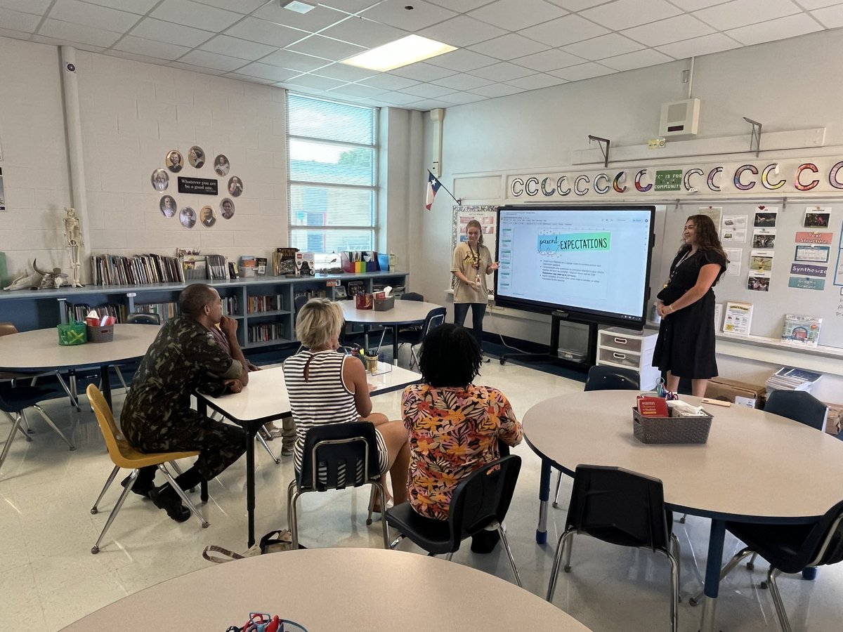 gomez_rene1010's tweet photo. Parent Orientation Night! Our parents, students and teachers are awesome @FSHISD https://t.co/bAxJVTKkBP