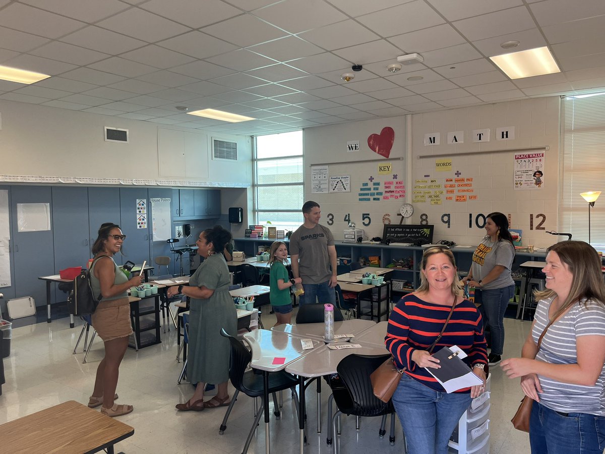 gomez_rene1010's tweet photo. Parent Orientation Night! Our parents, students and teachers are awesome @FSHISD https://t.co/bAxJVTKkBP