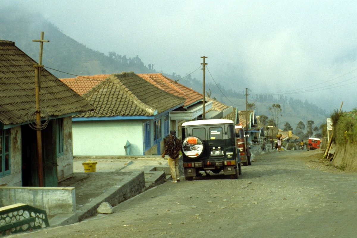 Jeeps parked in the steep main street of Cemori Lawang, on Mt. Bromo, Malang, circa 1991.
•
📸: Flickr - Bill Strong
•
#potolawasmalang #bromo #malanghits #jeeps #jeep #gunungbromo