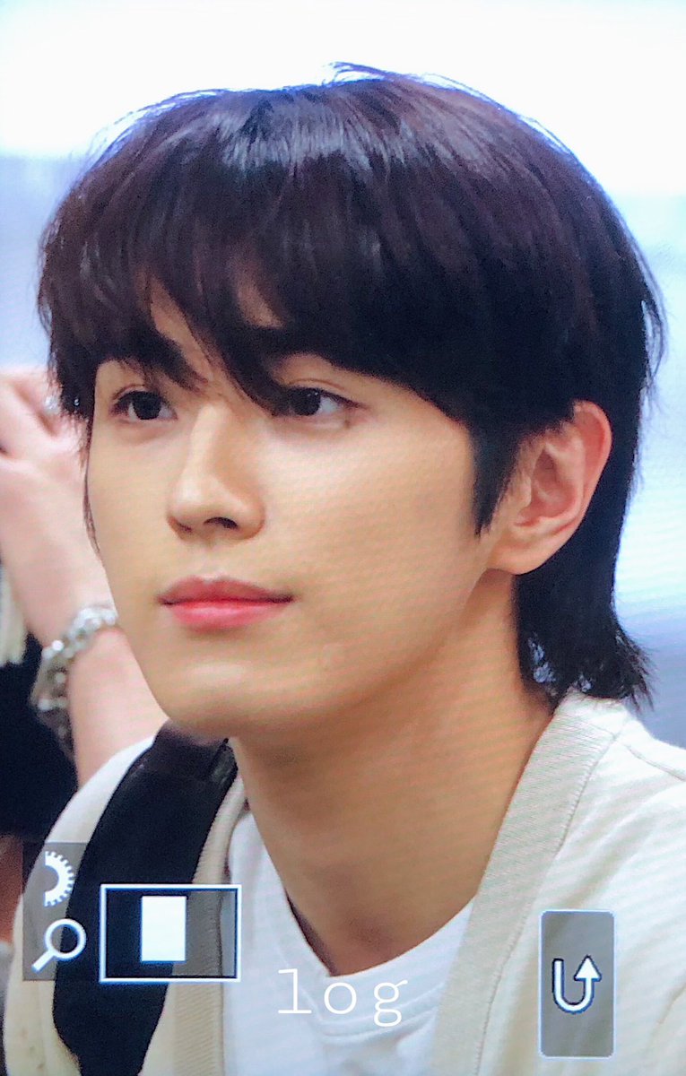 아니졸려보이는데입꼬리올라가잇능게너무귀여워..