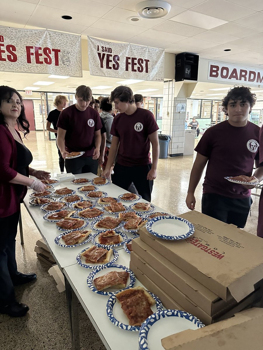 BoardmanGC's tweet photo. Thank you Westgatepizza-company for supplying food for our team feed tonight!  #GoSpartans🏈📣 https://t.co/lV0ouC560M