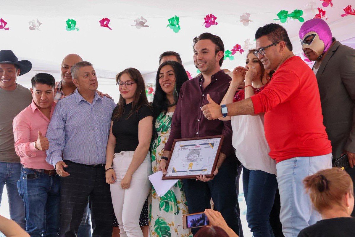 FarukMTake's tweet photo. Comenzamos las #FiestaPatrias en #Coyoacán, gracias a todas las vecinas y vecinos de la colonia Santo Domingo por este gran recibimiento. Continuaremos trabajando con #Unidad https://t.co/tSIZaMdvZH