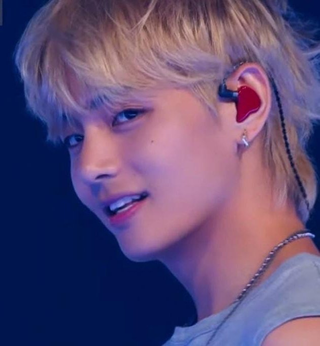 Tanina4Taekook's tweet photo. #TAEHYUNG is ONLY soloist on the list!!! Well done and well deserved! 👏 🥰👑🐯🙌🧎♀️❤️💚✌🏼🤟😁🖖♾️ #Tae #KIMTAEHYUNG #BTSV #LAYOVERbyV #RainyDays
#Blue #LoveMeAgain #SlowDancing #ForUs
#Layoveroutnow
https://t.co/0eFFIvi8Ck https://t.co/tBQjIfQmwd