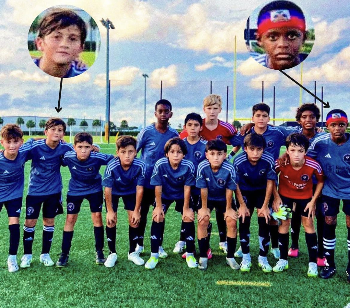 Caleb_Jephte's tweet photo. La catégorie U12 de l’Inter Miami prend forme avec notamment la présence de Thiago Messi, le fils aîné de Leo ! 

Sur cette photo de groupe, il se trouve un jeune haïtien dans l’équipe qui s’est identifié avec les couleurs d’Haïti grâce à ce bandeau sur la tête.

Il s’agit de Jelove Tashon Lundy, haïtien de 11 ans qui joue comme défenseur. Bravo à lui qui a porté fièrement les couleurs d’Haïti. 👏🏽❤️🇭🇹