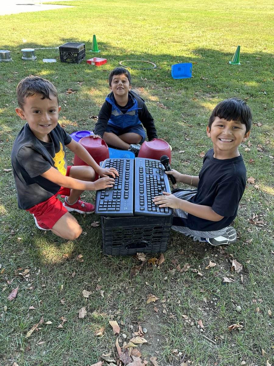 WantaghSTEAM's tweet photo. We had so much fun outside at the @wantaghel Inspiration Station! Ss used the materials in fun and innovative ways to make offices, a baseball game, obstacle courses and a band! @WantaghSchools #stemed #steamed #elementarystem #elementarysteam #play https://t.co/NNxYzxnM8o