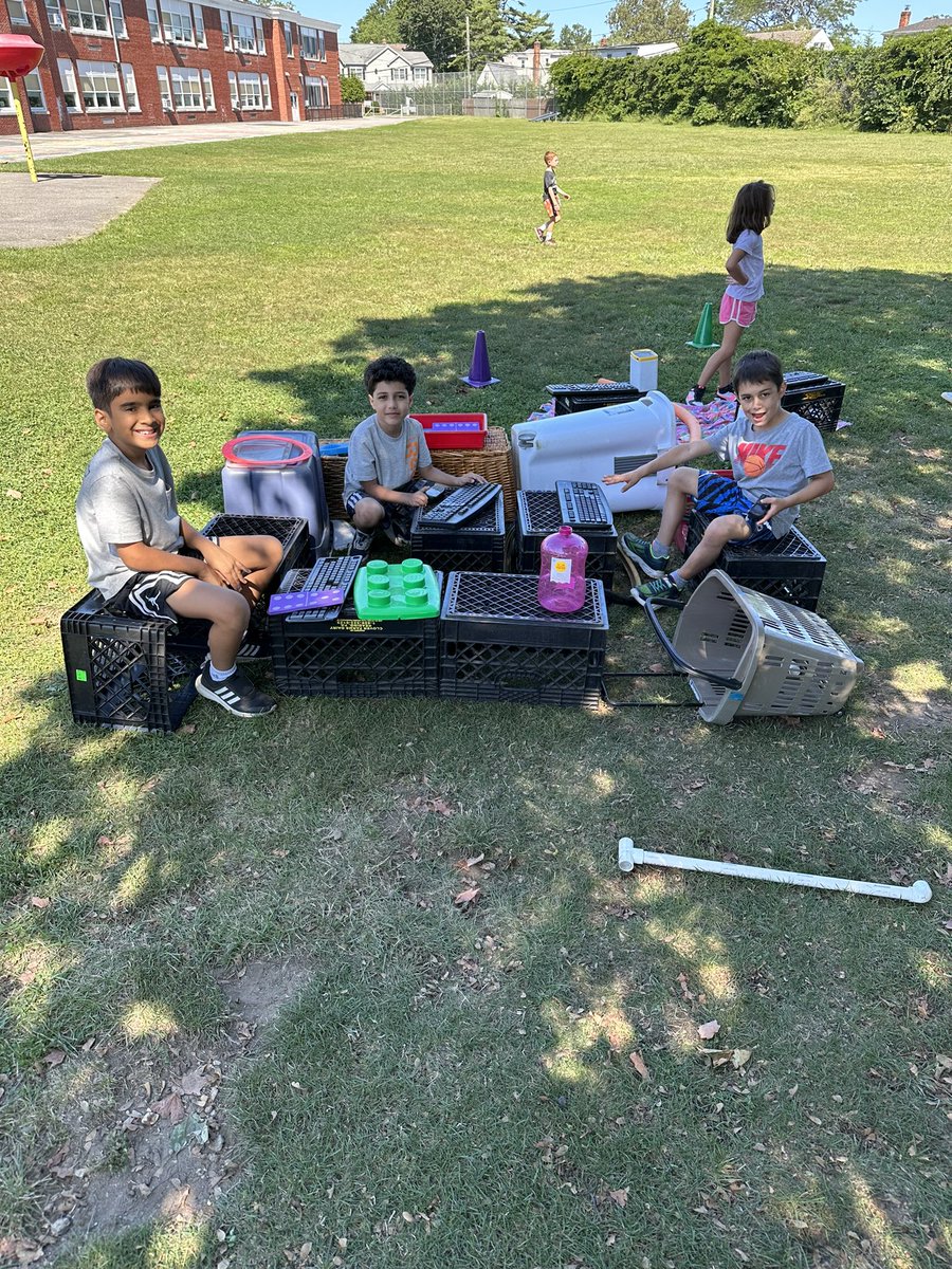 WantaghSTEAM's tweet photo. We had so much fun outside at the @wantaghel Inspiration Station! Ss used the materials in fun and innovative ways to make offices, a baseball game, obstacle courses and a band! @WantaghSchools #stemed #steamed #elementarystem #elementarysteam #play https://t.co/NNxYzxnM8o