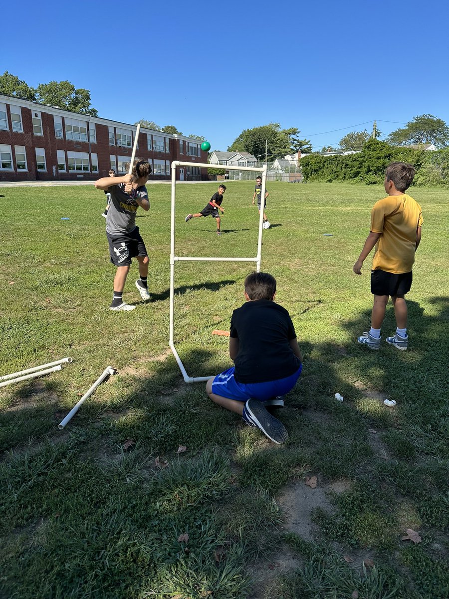 WantaghSTEAM's tweet photo. We had so much fun outside at the @wantaghel Inspiration Station! Ss used the materials in fun and innovative ways to make offices, a baseball game, obstacle courses and a band! @WantaghSchools #stemed #steamed #elementarystem #elementarysteam #play https://t.co/NNxYzxnM8o
