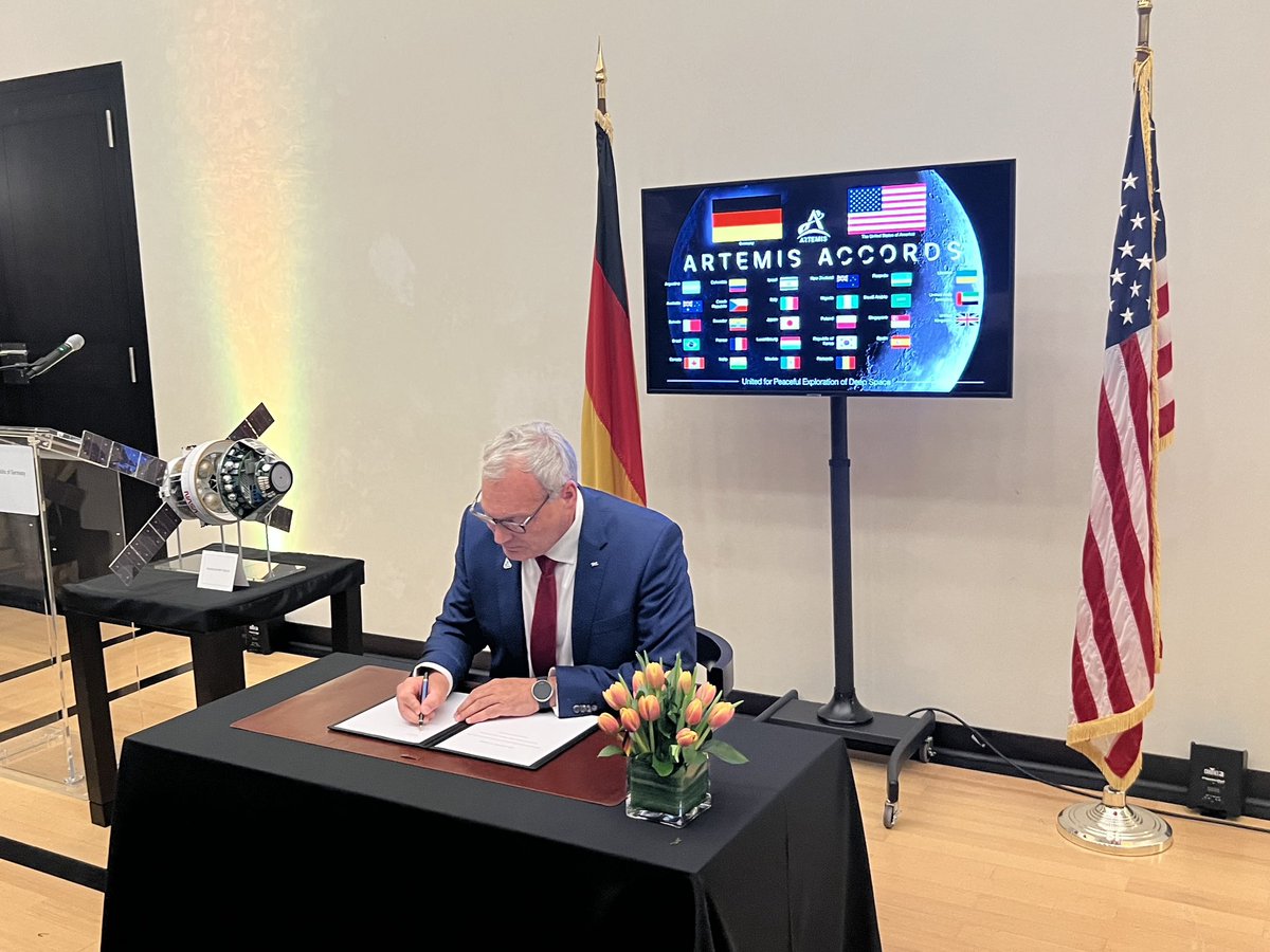 Germany signs the #ArtemisAccords!