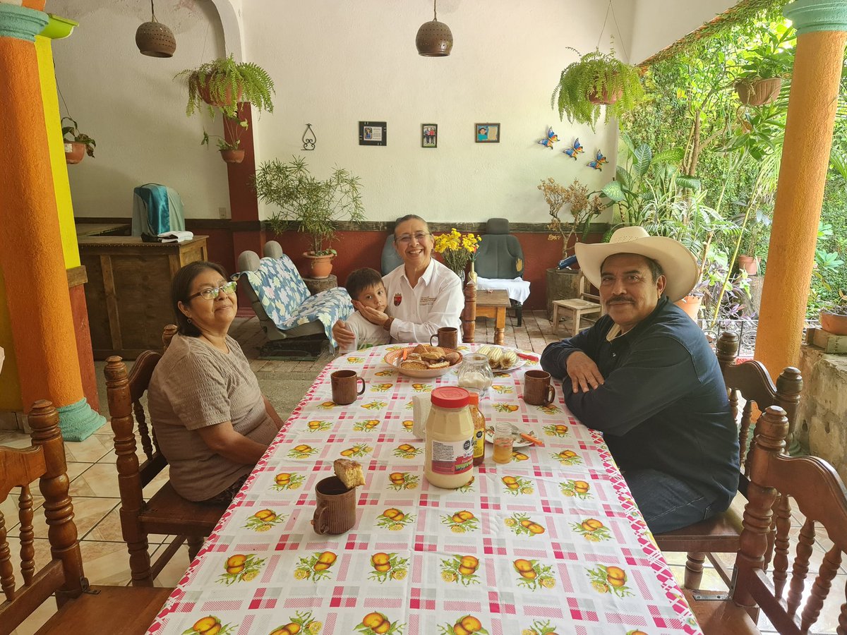 Es lindo saborear el pan y el café con amigos entrañables, aquí Uberto Santos, su esposa y su nieto.