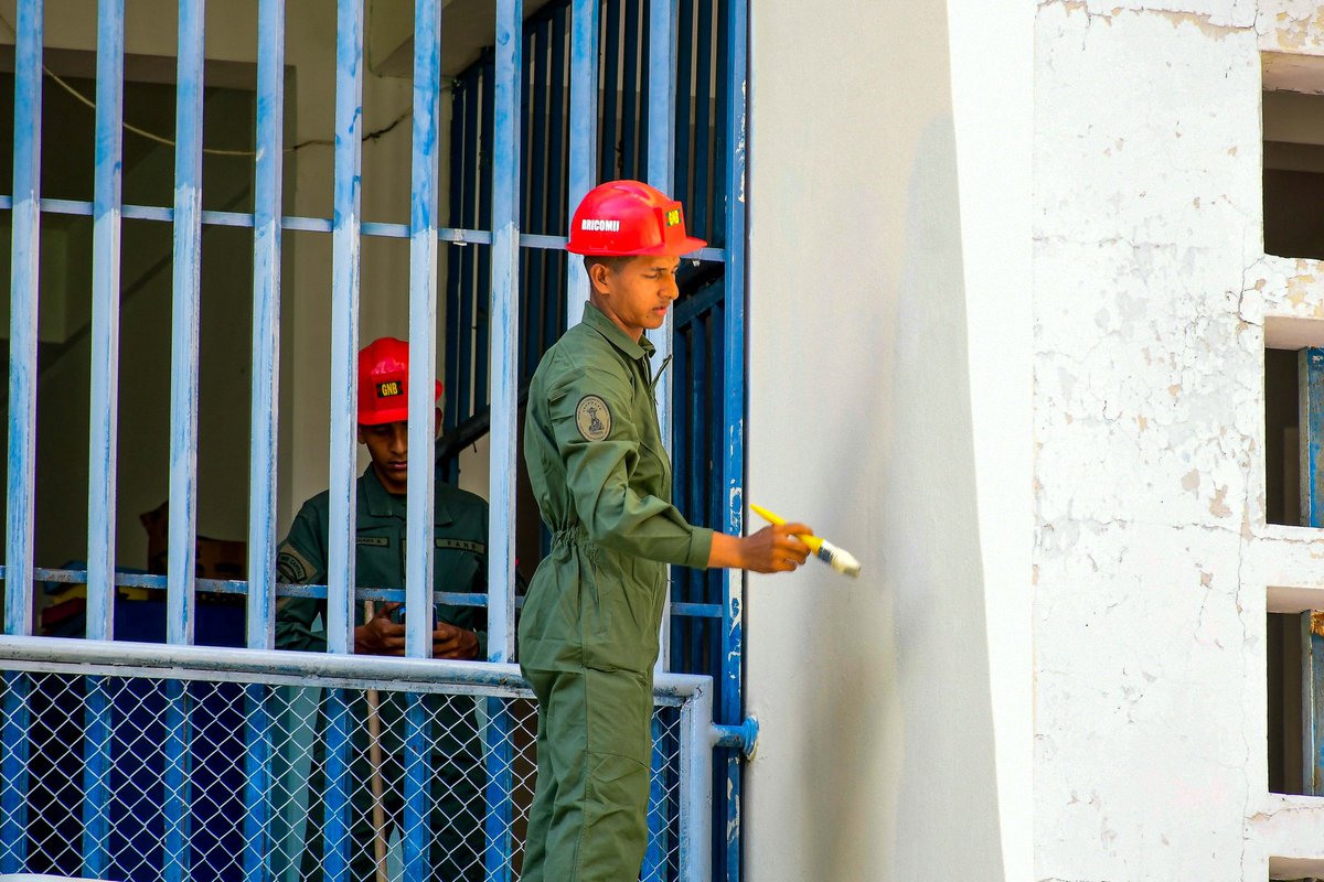 mineducacion_ve's tweet photo. ¡Con las Bricomiles seguimos avanzando!

Cada vez son más escuelas atendidas. Hoy desde la U.E.N. Agustín Z. Quintana, pqa. San Juan, en Caracas, afianzamos el compromiso de embellecer la infraestructura educativa del país.

#ChinaYVenezuelaIndestructible
@NicolasMaduro https://t.co/YHuzu01l0b