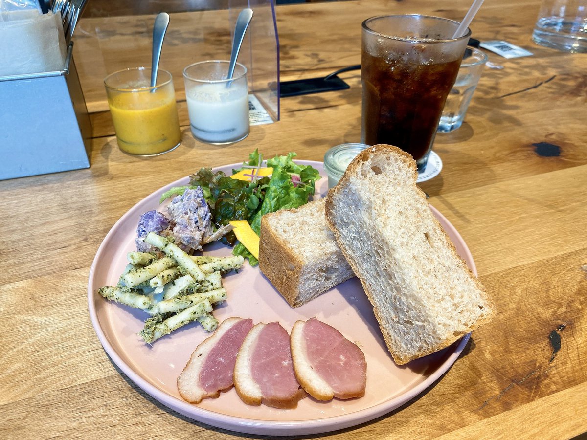 yumirin_29ch's tweet photo. 初日の朝はちょっと贅沢に健康デリモーニング☀️
本日の #デリ(おかず)は
・紅茶鴨のスモーク
・里芋とツナのバジルマカロニ
・紫芋のポテトサラダ
これで準備万端⁈いってきます🩵
#モーニング
#cafe310 https://t.co/GF8TVg8MrI