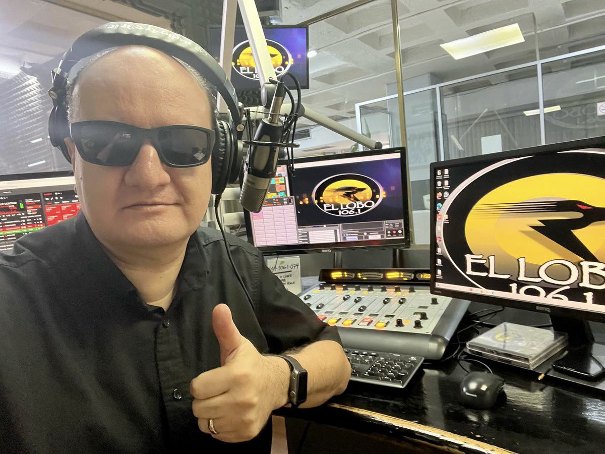 CHARLIECONTIGO's tweet photo. Dia del locutor celebrando al aire con toda la banda. Gracias por hacer magia estando del otro lado de la bocina #CHARLIECONTIGO #ELLOBO1061 https://t.co/UEODy7vRup