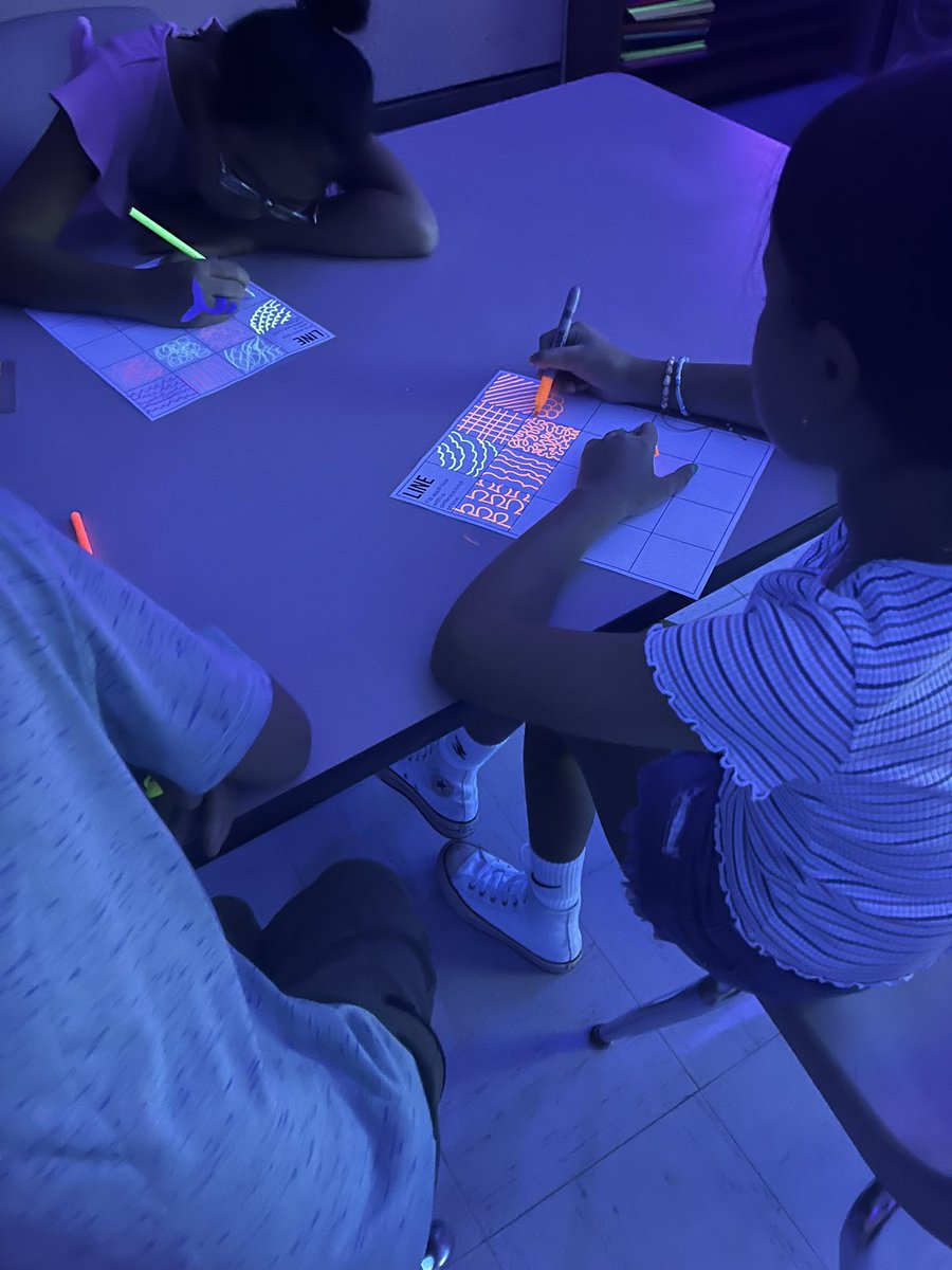 MsLisaJFCooper's tweet photo. Cooper artists practiced drawing a variety of lines today IN THE DARK! We had so much fun using these glowing art materials in the black lights! 🌟 Follow Mrs. Siegel on instagram to see more art room adventures @amazingartistsch https://t.co/ZI3JgViNLR