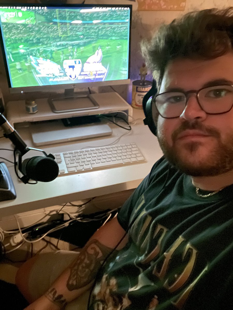 Calum_LML's tweet photo. Life as a UK NFL fan. 1am. TNF. Headphones on. Sleep is for the weak. I know @paxtonlad is going too IF YOU HADNT NOTICED @NFLUK #MINvsPHI https://t.co/hIUw7HxYPe
