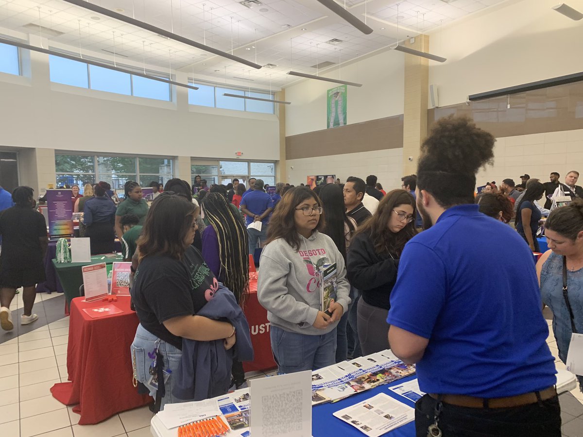 SEMtz's tweet photo. Amazing turnout at the DeSoto ISD College and Career Fair 🎓🧑🏾‍🎓👩🏻‍🎓
@StephanieM_111 https://t.co/cJGHIUHkwK