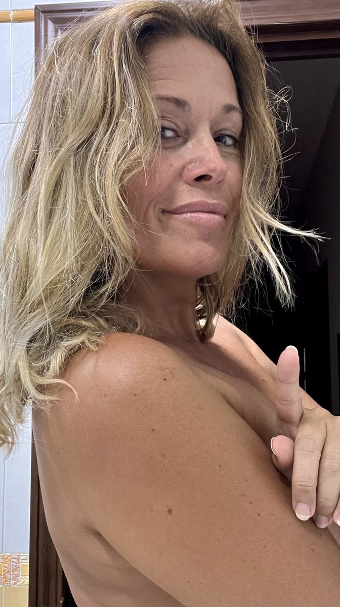 Lleva el arte de matarte  con una mirada, y revivirte con una sonrisa. Dulce, tierna, perversamente adorable, ella es de esas mujeres que te hacen creer en lo inexistente, con esa dualidad de ser salvación y perdición con nombre de diosa.