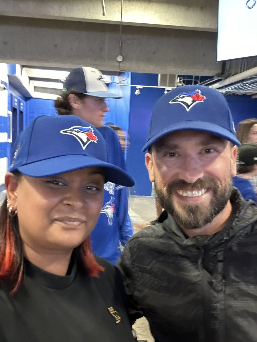 CassandraR81's tweet photo. @Eric__Smith Nice meeting you at #Jays game tonight! https://t.co/2WtbXE9ON7