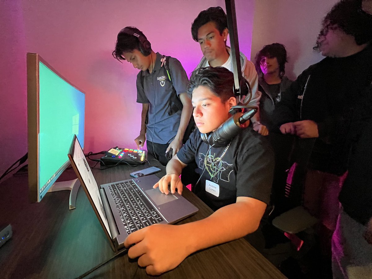 SantaAnaUSD's tweet photo. 🎉#SAUSD today celebrated the debut of a new digital media lab at @saddlebackhs, designed to equip scholars with future-ready skills! The project, funded through Measure I and a state grant, features 'fly-in' and broadcast studios &amp; more. 🎥
#WeAreSAUSD #SAUSDGraduateProfile https://t.co/ngE7x9TJ3G