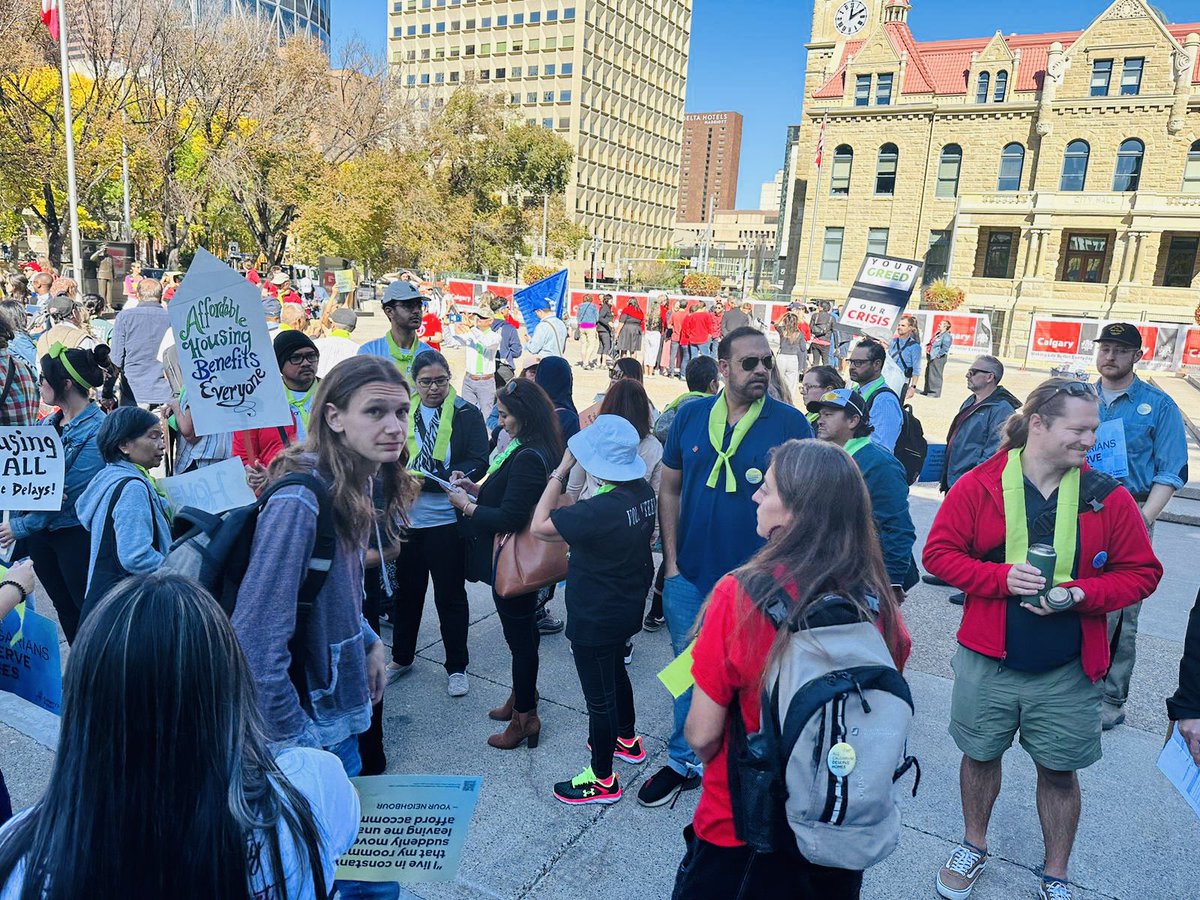 Pamir Canadians Volunteers attended the #Housing rally outside of City Hall in Calgary earlier. This rally was held before the public hearing on Calgary's new 8-year affordable housing strategy.
#Housing|sAHumanRight #pamircanadians #pamircanadiansvolunteers
