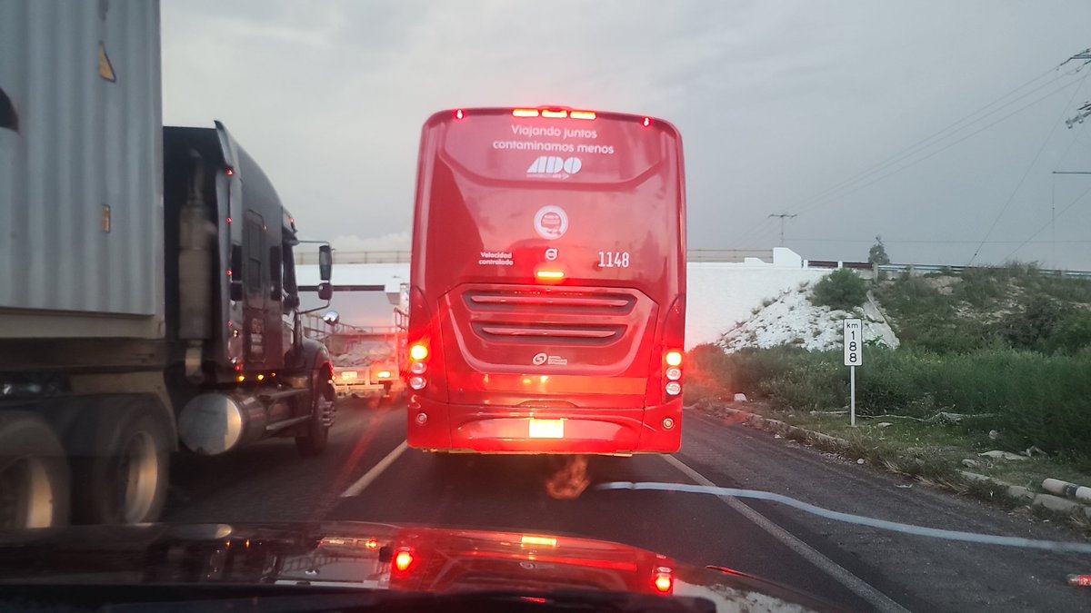 Jessica64883600's tweet photo. @CAPUFE Trafico intenso a la altura de Palmarito. KM 188 https://t.co/GYOlP04lLN