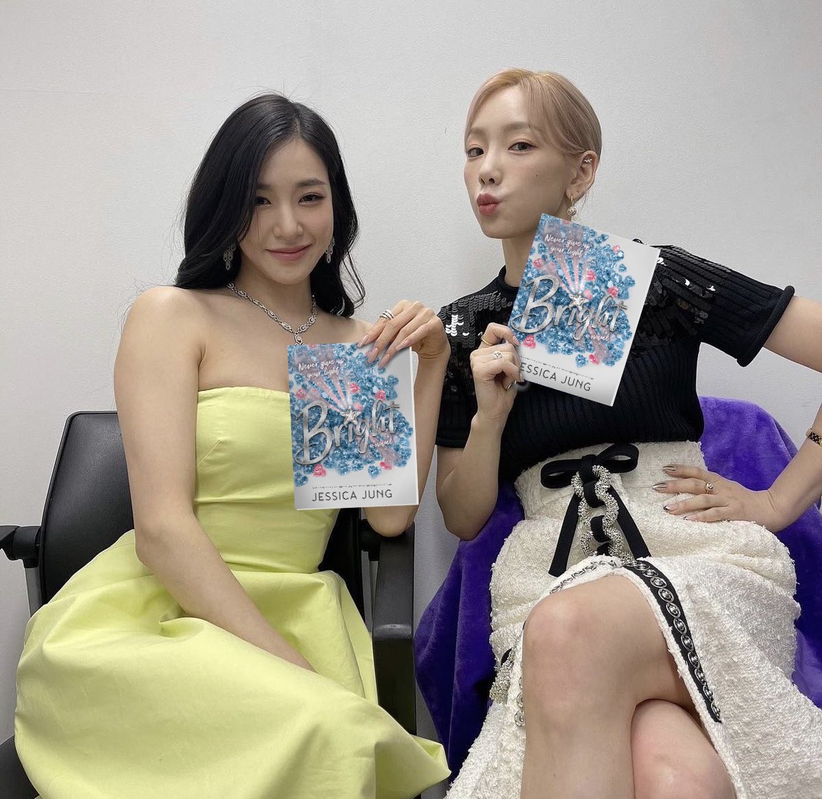 bluetaeng_'s tweet photo. it tickles me so much when sones say they no longer fuck with jessica “because of her books” as if she didn’t post a whole statement on 930 telling the same thing she wrote in the books ?? just say you never liked her to begin with & spare me the fake outrage lol also #readBRIGHT https://t.co/Wq5pCdu9Ee