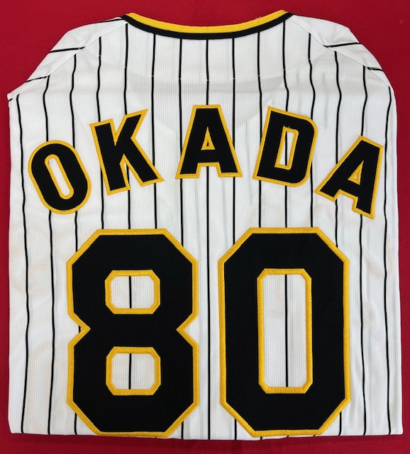 meikantap's tweet photo. ⚾️阪神優勝おめでとうございます！

フォロー＆RTキャンペーンで
#岡田監督 のレプリカユニフォーム（Oサイズ）を
1名様にプレゼント🎁
（※サインはありません）

1⃣@meikantapをフォロー
2⃣この投稿をRT
結果はDMで
9/18の23:59締切です

これを着てぜひ球場へ！ https://t.co/sm6pjeZ3FS