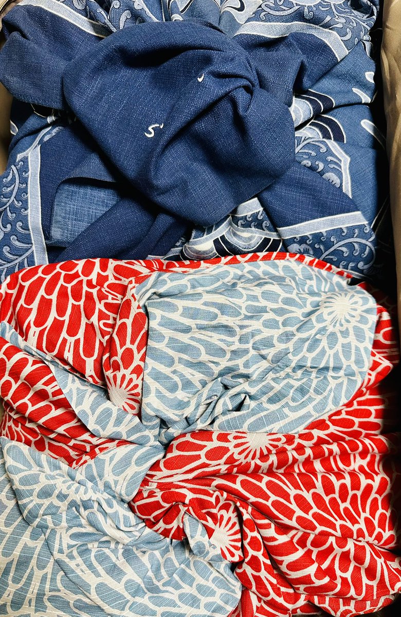 YukariSakamoto's tweet image. Suitcase packing in #Japan. Colorful #tenugui and #furoshiki to wrap clothes.  Tenugui also used as a scarf, tray cover, hand towel, napkin, and more. @KAMAWANU_PR @nijiyuratenugui