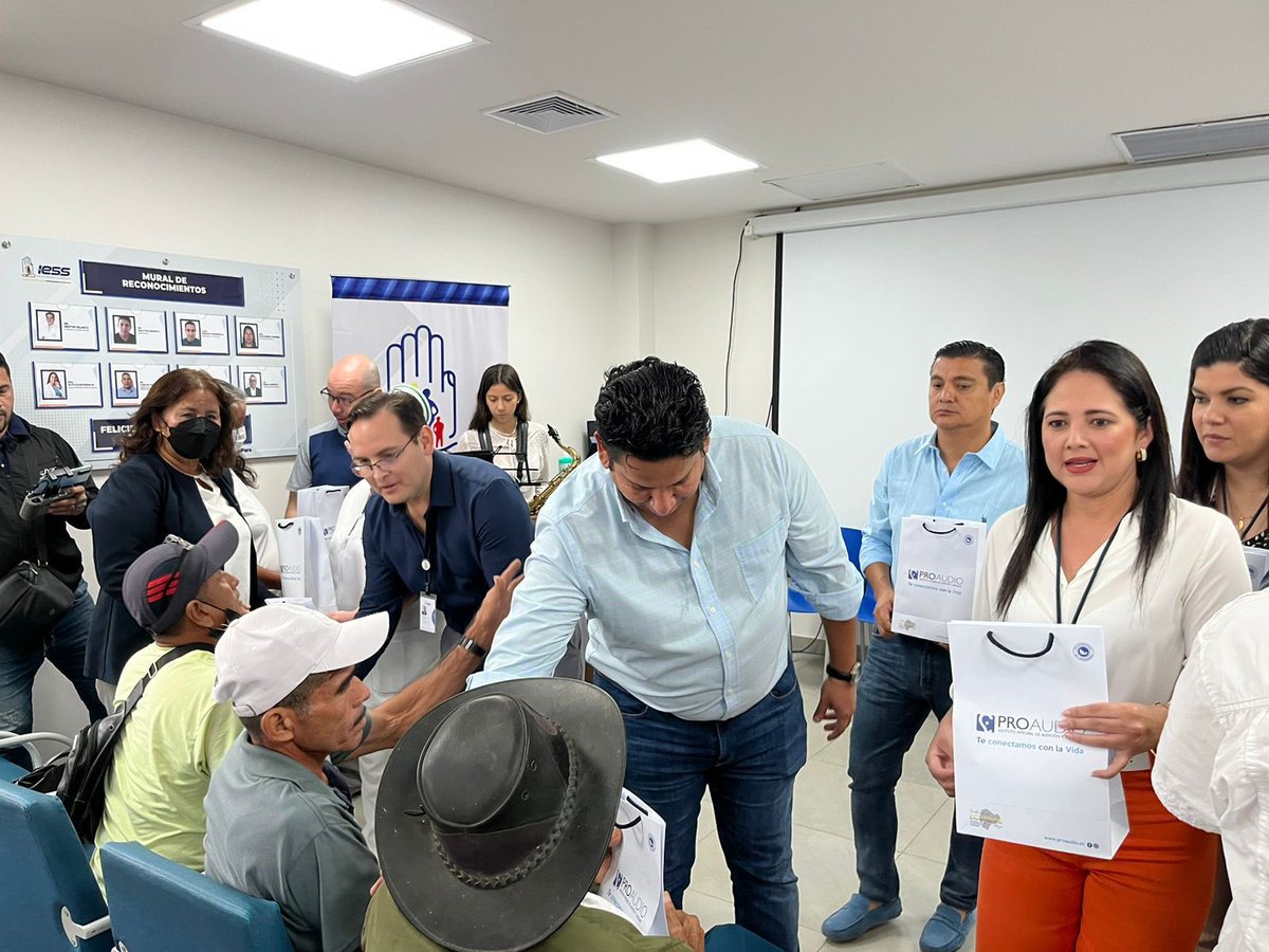 Desde el auditorio del Hospital #IESS de la ciudad de Manta, dentro de la Jornada “Ejercítate por tu Salud” realizamos la entrega de audífonos a los pacientes como muestra de nuestro compromiso con la mejora en la atención a nuestros afiliados dentro del sistema de seguridad