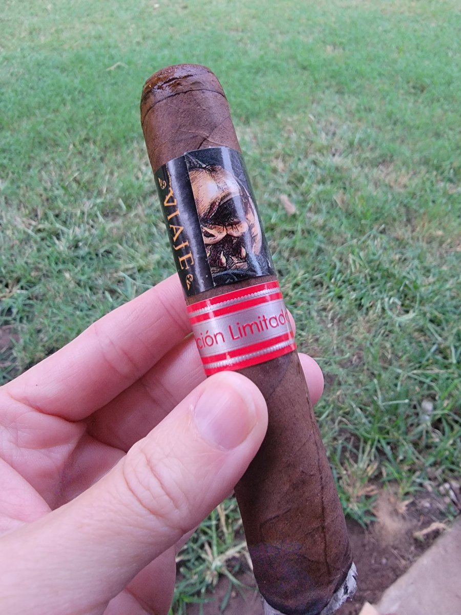 deesniper762's tweet photo. In honor of a "finally feels like fall" day, last year's #Viaje FullMoon LE.
#OmertaCigarMonroeLA
#FallFinally https://t.co/uIq7beuHsO