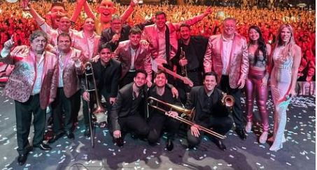 informante_show's tweet photo. 💃🕺💃 LOS PALMERAS COPARON EL LUNA PARK Y CELEBRARON SUS 50 AÑOS DE CARRERA SIGUIENDO "LA RUTA DEL ORO" 🕺💃🕺
https://t.co/XKlg503SZZ https://t.co/DBOwIQihhL