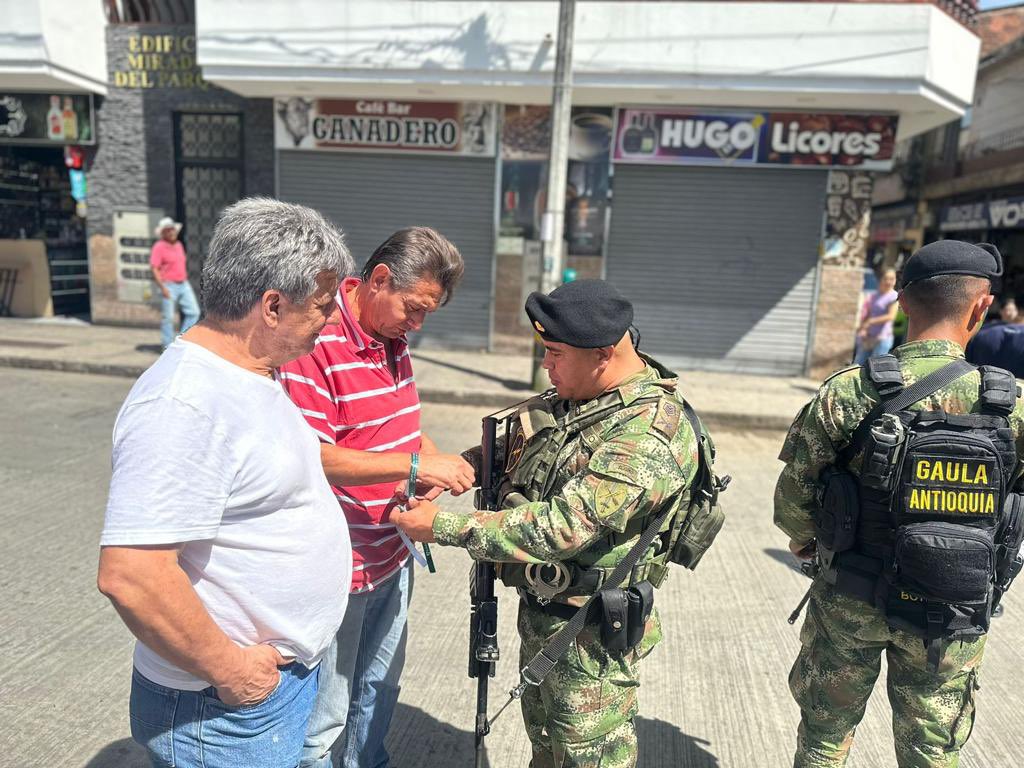 En el marco del Plan Cosecha Cafetera 2023, hombres y mujeres del <a href="/GaulaMilitares/">GAULA MILITARES</a> #Antioquia, entregaron recomendaciones a los habitantes del mpio de Fredonia, para evitar sean víctimas de extorsión y secuestro. 
#YoNoPagoYoDenuncio
#CuartaBrigada