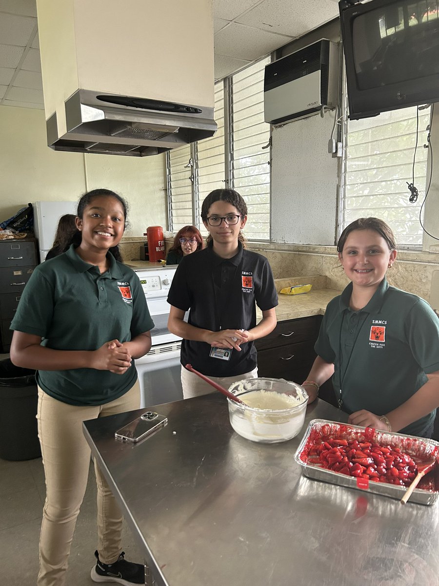 IEnrizo's tweet photo. South Miami Middle’s After School cooking class, ignites, sparks and achieves with Ms Gutierrez! #BragAboutMySchool #MDCPSYourBestChoice @CROEAcosta @MDCPSCommunity @MDCPSCentral https://t.co/ecWL2FVztI