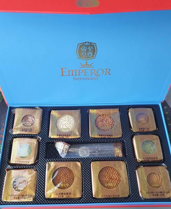 I love moon cake season  #月饼 #八月十五 https://t.co/xsrAwUuqJB<a href="/tag/%E6%9C%88%E9%A5%BC"class="tags">#月饼</a><a href="/tag/%E5%85%AB%E6%9C%88%E5%8D%81%E4%BA%94"class="tags">#八月十五</a>