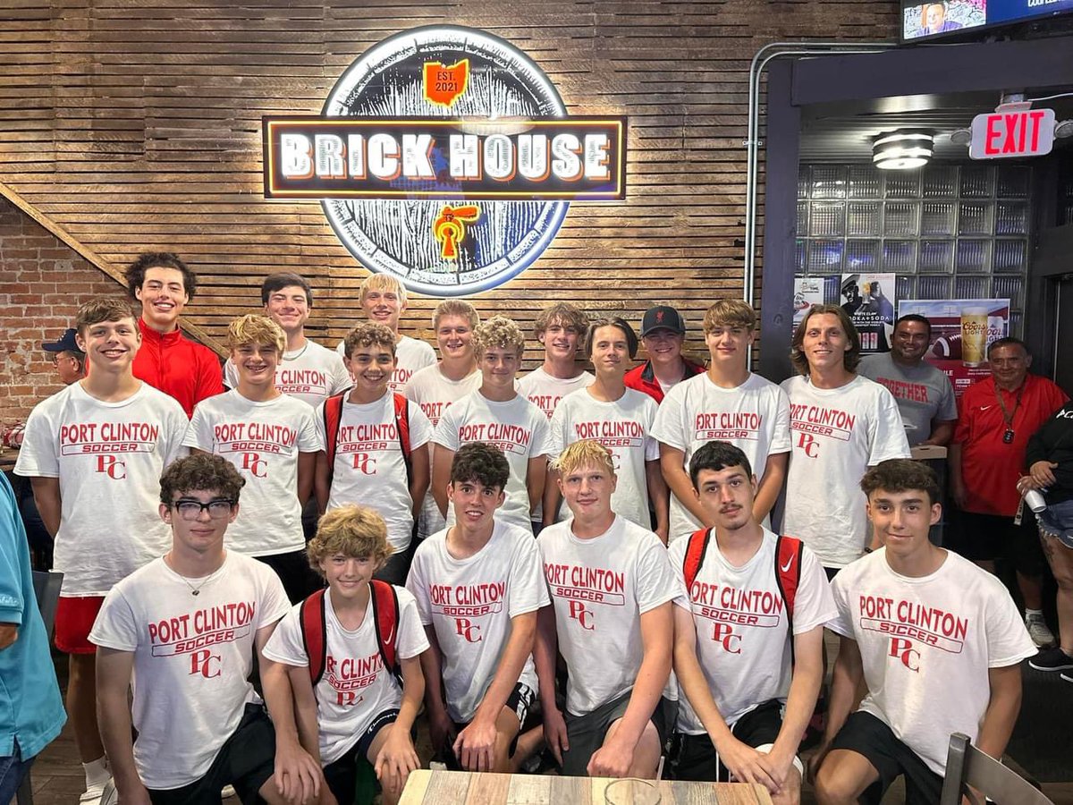 _PCHSsoccer's tweet photo. Thank you to the Brick House for hosting the girls and boys soccer teams for a team feed!! #goskins https://t.co/jcStpMVA4Q