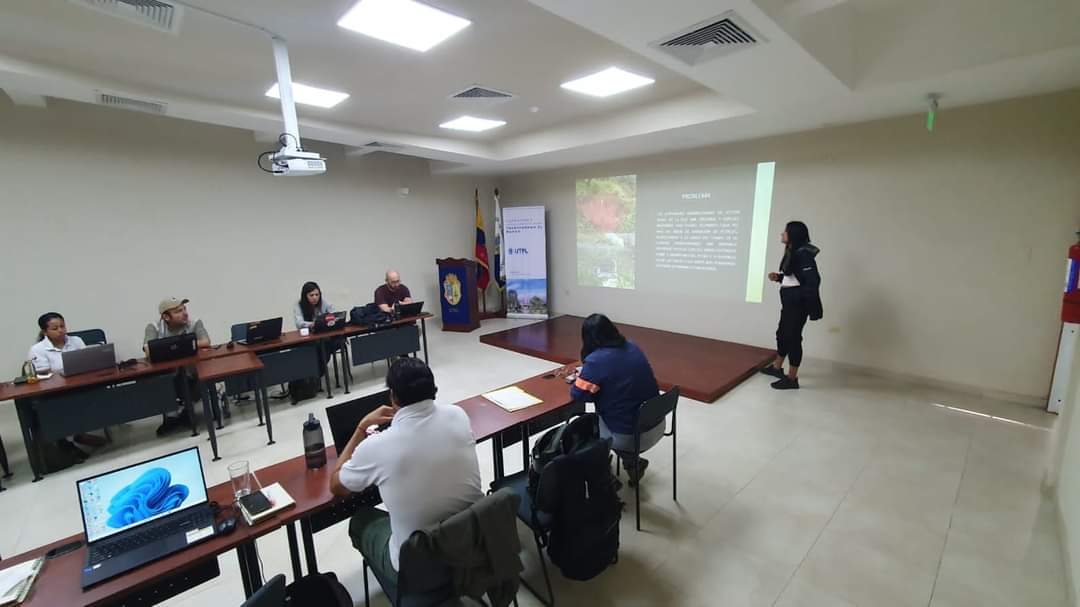 galapagosrf's tweet photo. 1/2 Técnicos de 𝗥𝗲𝘀𝗰𝘂𝗶𝗻𝗴 𝗙𝗼𝘂𝗻𝗱𝗮𝘁𝗶𝗼𝗻 participan en la jornada de capacitación técnica para el diseño de investigación que brinda la UTPL en coordinación con la Dirección del Parque Nacional Galápagos. https://t.co/WsHXuJLL5B