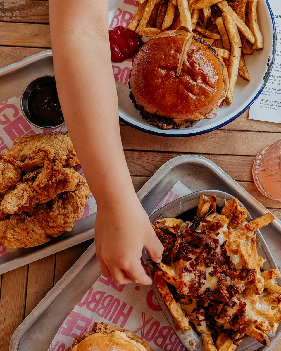 Burgers, beers and milkshakes... It's an easy life! Thinking about the weekend? Get booked in to your local Hub Box here: loom.ly/3GPCeFo 🍔🍔🍔 📸: IG _thesundaysquad_