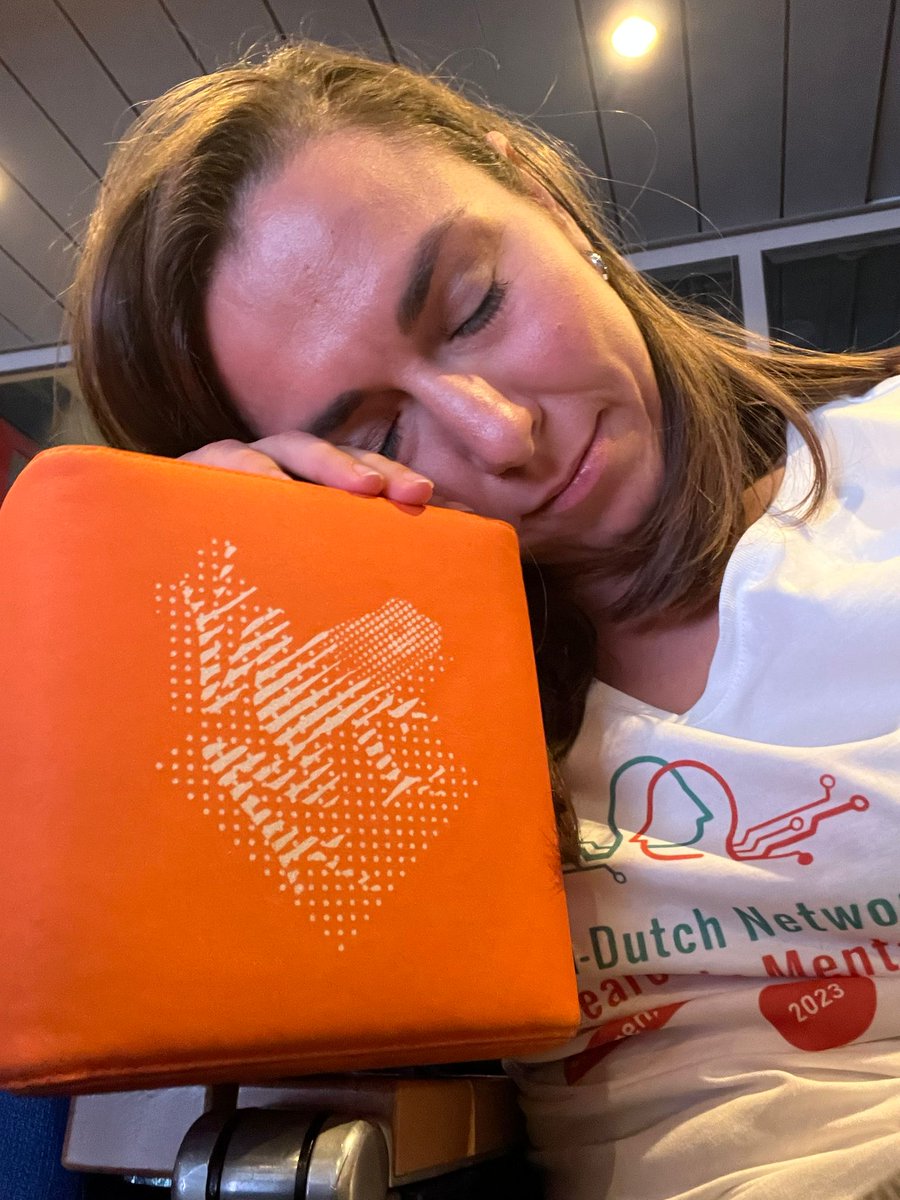 Our committee member, after running around the audience for the flash-talks 😅😅
Hope you are ready for the second round, <a href="/LarisaMorosan/">Larisa Morosan</a>!
#ESMmeeting